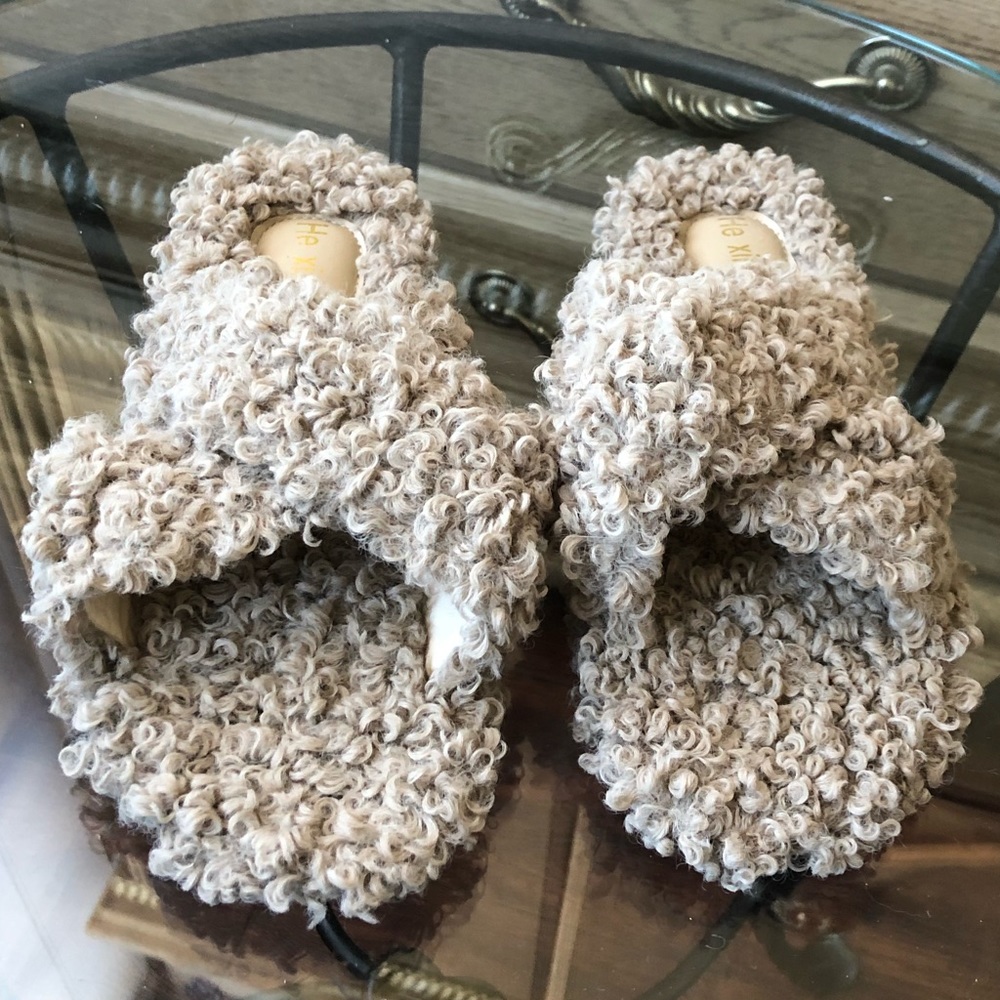 He Xin Tan Fuzzy Fluffy Crisscross Slippers - Picture 2 of 6